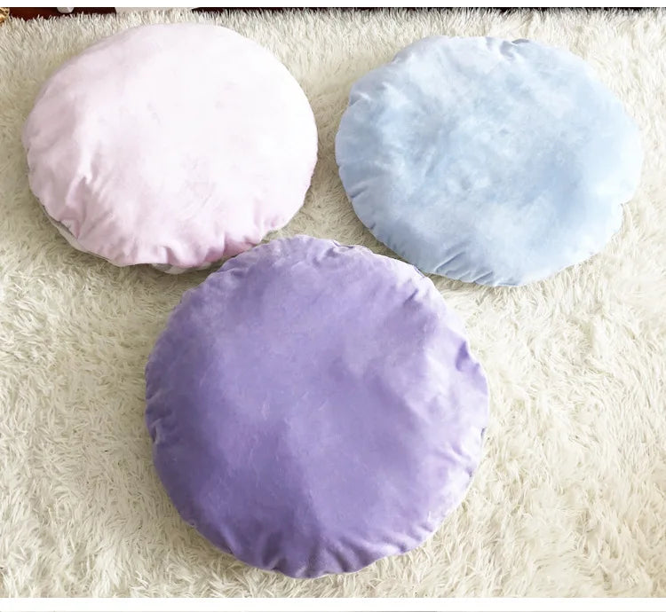 Drei runde Kissen in Pastellfarben, lila, rosa, blau, auf weißem Teppich, Dekokissen Wohnzimmer.
