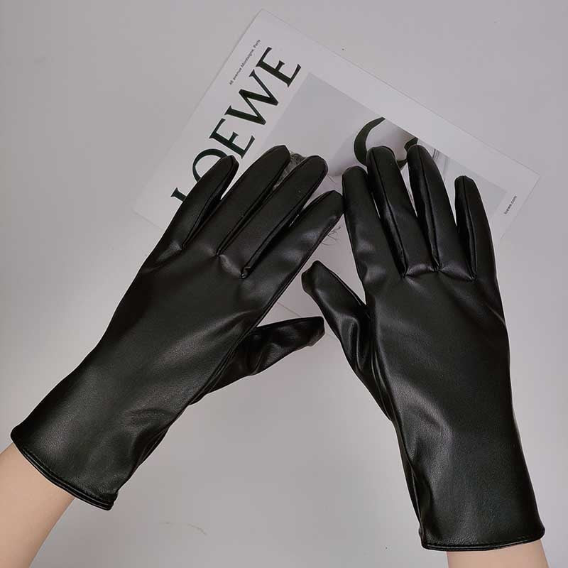 Schwarze Lederhandschuhe auf einem LOEWE-Magazin, stilvoll und elegant, ideal für Modeaccessoires, Herbst- und Wintertrends.