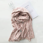 Rosa-weiß karierter Schal aus weichem Material, ideal für Herbst und Winter. Modisches Accessoire, das Wärme und Stil vereint.