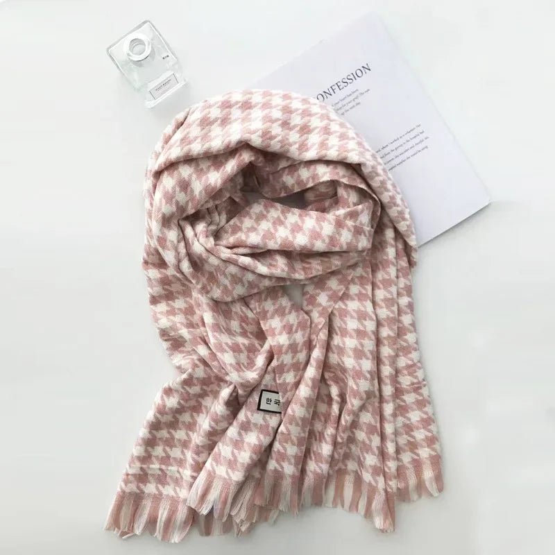 Rosa-weiß karierter Schal aus weichem Material, ideal für Herbst und Winter. Modisches Accessoire, das Wärme und Stil vereint.