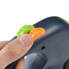 Hand drückt grüne und orangefarbene Knöpfe auf dunkelblauem Kunststoffgerät.
