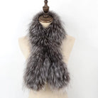 Eleganter Kunstpelzschal in Grau, ideal für Wintermode. Flauschig, warm und stilvoll, perfekt als Accessoire für Damenbekleidung.