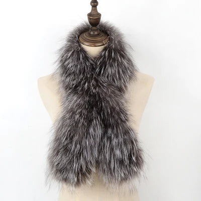 Eleganter Kunstpelzschal in Grau, ideal für Wintermode. Flauschig, warm und stilvoll, perfekt als Accessoire für Damenbekleidung.