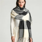 Damen Schal kariert, schwarz-weiß, weiches Material, modisches Accessoire, Herbst-Winter, warm, elegant, vielseitig, hochwertig.