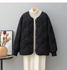 Schwarze gesteppte Jacke mit Knopfleiste, lässig und modisch, ideal für Herbst und Winter. Perfekt kombinierbar mit Rollkragenpullover.
