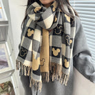 Damen Schal mit Karomuster und Mickey-Maus-Design, warm und stilvoll, ideal für Herbst und Winter. Perfektes Accessoire für modische Outfits.