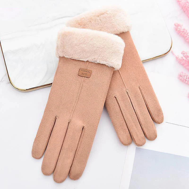 Damenhandschuhe aus Wildleder mit weichem Kunstfellfutter, elegant und warm, ideal für Wintermode. Perfekt für stilvolle, kalte Tage.