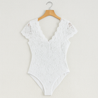 Shapesuit mit V-Ausschnitt und zarter Spitze für eine schlanke Silhouette