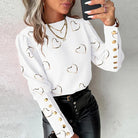 Elegante Damenbluse mit Herzmuster, langen Ärmeln und goldenen Knöpfen. Perfekt für Frühling und Herbst. Modische, lässige Damenmode.