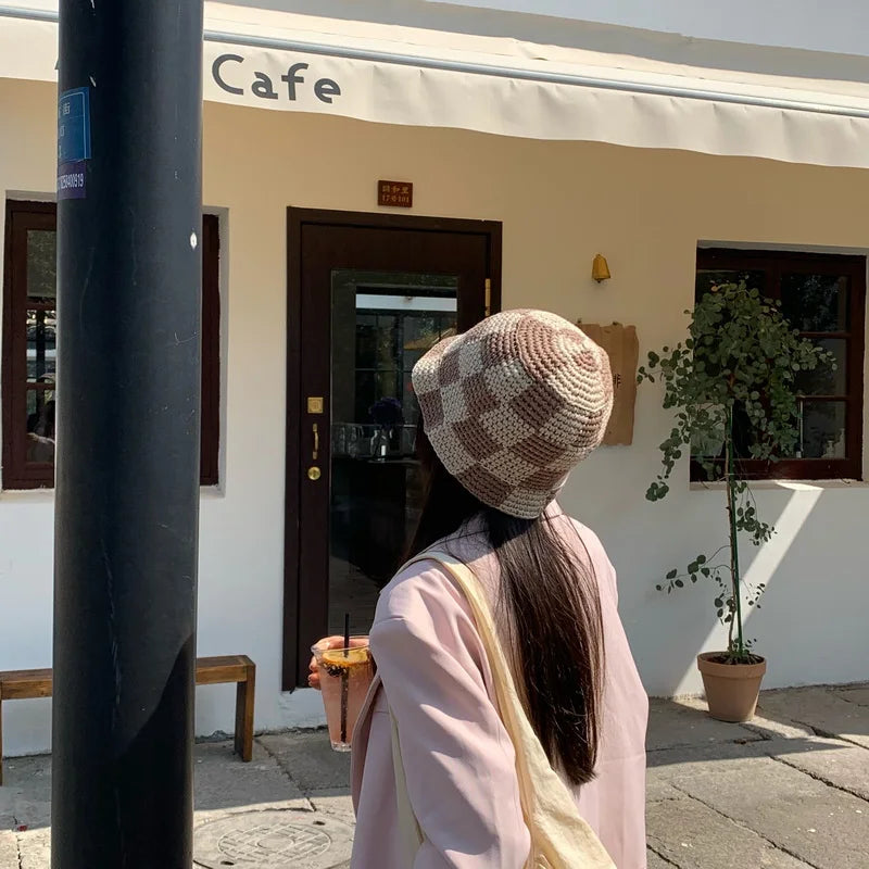 Handgemachter Häkel-Bucket-Hut für Damen, kariert, ideal für Frühling und Sommer. Perfekt als modischer Sonnenhut am Strand oder in der Stadt.