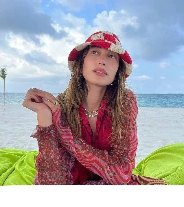 Handgemachter Häkel-Bucket-Hut in Rot-Weiß, ideal für Sommer und Strand. Modisches Accessoire für Damen, perfekter Sonnenschutz.