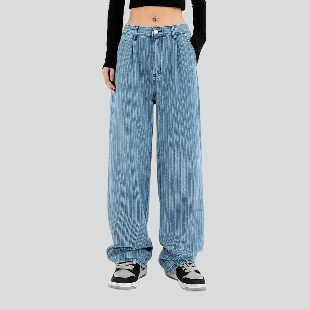 Gestreifte Damen-Baggy-Jeans aus Denim, lässiger Stil, ideal für modische Outfits. Perfekt für Streetwear und trendige Looks.