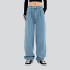 Gestreifte Damen-Baggy-Jeans aus Denim, lässiger Stil, ideal für modische Outfits. Perfekt für Streetwear und trendige Looks.