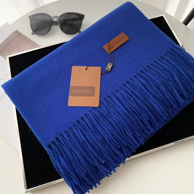 Gerunsi blauer Schal mit Fransen, luxuriöses Design, weiches Material. Perfekt für stilvolle Wintermode. Hochwertige Accessoires.