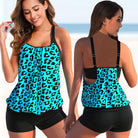 Frau im blauen Leopardenmuster-Tankini-Set mit verstellbaren Trägern am Strand.