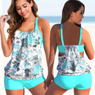 Frau im floralen Tankini-Set, türkis, verstellbare Träger, Strandmode, Sommer-Bademode.