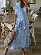Damen-Sommerkleid mit Blumenmuster, blau, Strandmode, lässig, mit Strohtasche.