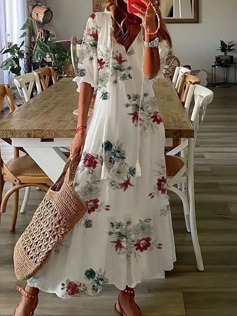 Damen-Sommerkleid mit Blumenmuster, weiß, Strandmode, aus leichtem Stoff, mit Korbtasche.