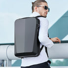Mann mit schwarzem, modernem Anti-Diebstahl-Rucksack, stilvoll, sicher, für Reisen und Arbeit.