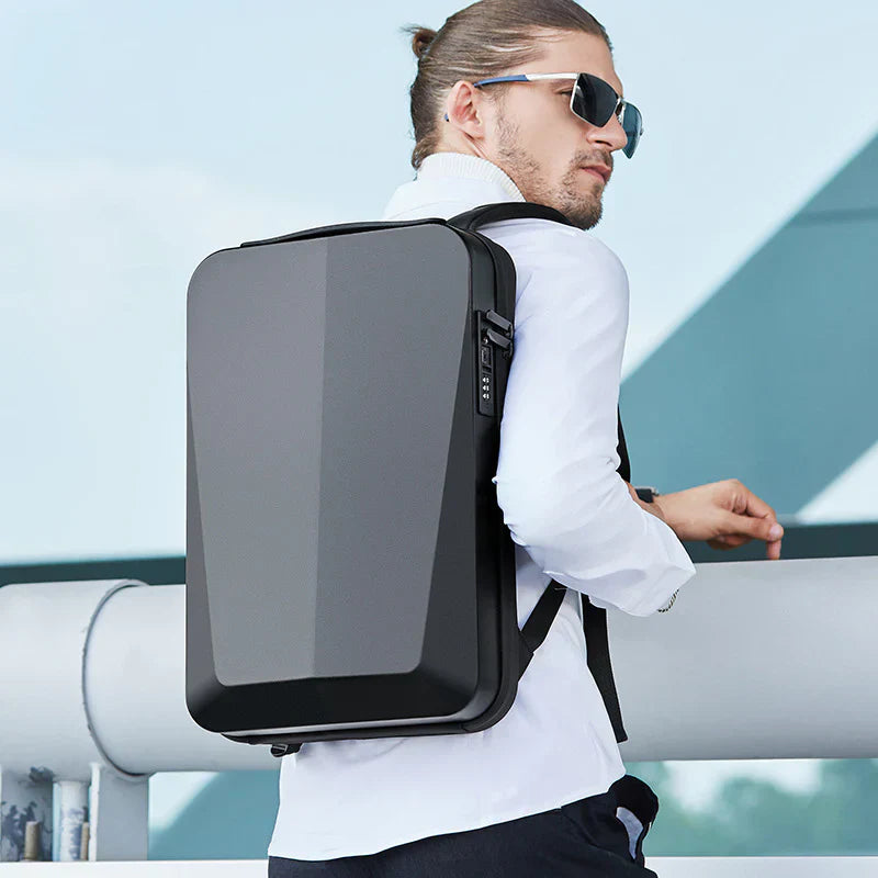 Mann mit schwarzem, modernem Anti-Diebstahl-Rucksack, stilvoll, sicher, für Reisen und Arbeit.
