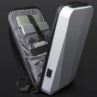 Grauer, diebstahlsicherer Rucksack mit Laptopfach, USB-Anschluss, modernem Design.