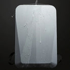 Wasserdichter grauer Rucksack, spritzwassergeschützt, modernes Design, ideal für Outdoor-Aktivitäten.