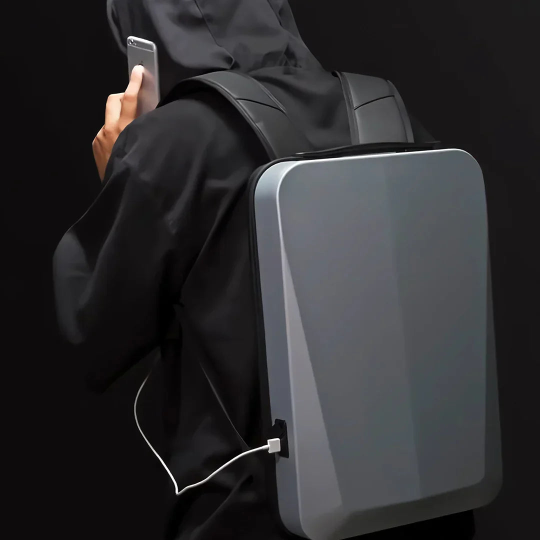 Mann mit grauem, modernem Rucksack und Smartphone, USB-Anschluss, schwarzer Hintergrund.