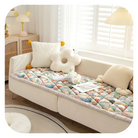 Gemütliches Wohnzimmer mit modernem Sofa, buntem Patchwork-Überwurf und dekorativen Kissen. Perfekte Einrichtungsideen für stilvolle Wohnräume.