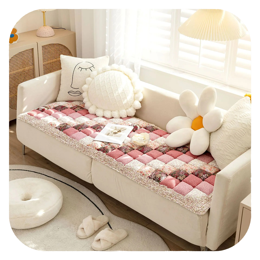 Gemütliches Wohnzimmer mit beigem Sofa, dekoriert mit rosa Patchwork-Decke und Blumen-Kissen. Perfekte Einrichtungsideen für modernes Wohndesign.