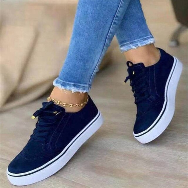 Damen-Sneaker 2023: Flache, vielseitige Turnschuhe in Schwarz mit weißer Sohle. Perfekt für Frühling, lässiger Stil, modisch und bequem.