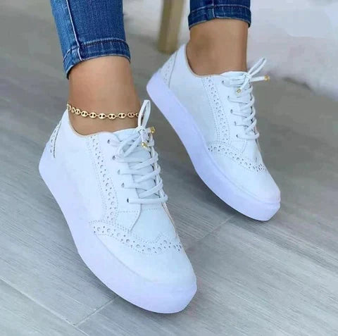 Damen-Sneaker 2023: Weiße, flache, vielseitige Turnschuhe mit Schnürung. Perfekt für Frühling, modisch und bequem. Ideal für Freizeit und Sport.