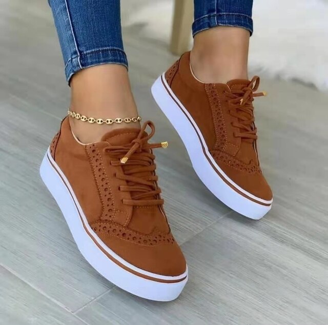 Damen-Sneaker 2023: Flache, vielseitige Turnschuhe in Braun mit Schnürung. Perfekt für Frühling, modisch und bequem. Ideal für Freizeit und Sport.