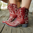 Rote Western-Cowboy-Stiefeletten aus Schlangenleder für Damen, ideal für Herbst und Winter. Modische Cowgirl-Boots mit hohem Absatz.