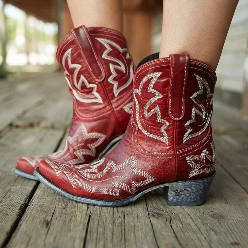 Rote Western-Cowboy-Stiefeletten aus Schlangenleder für Damen, ideal für Herbst und Winter. Modische Cowgirl-Boots mit hohem Absatz.