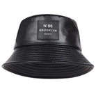 Unisex PU-Leder Eimerhut, schwarz, mit "N°86 Brooklyn" Label. Modischer Fischerhut, ideal für Outdoor-Aktivitäten und Sonnenschutz.