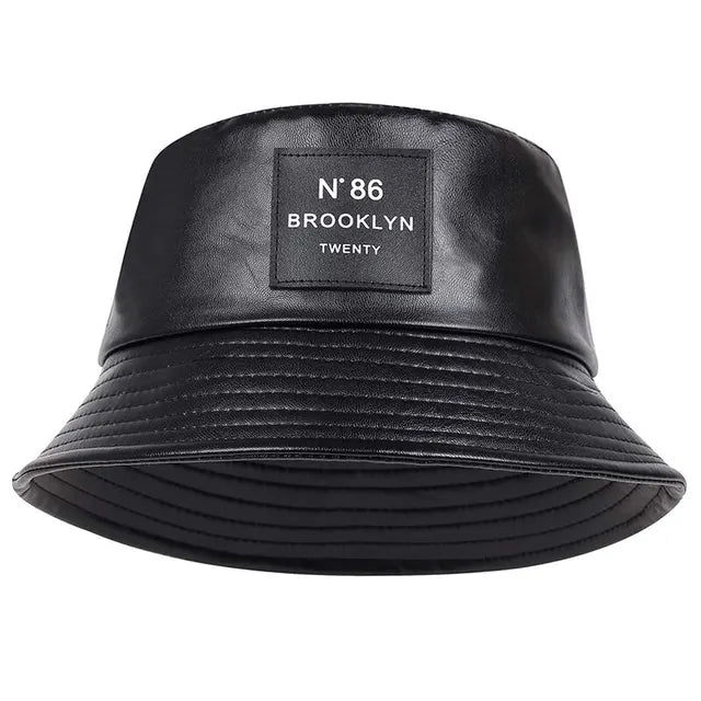 Unisex PU-Leder Eimerhut, schwarz, mit "N°86 Brooklyn" Label. Modischer Fischerhut, ideal für Outdoor-Aktivitäten und Sonnenschutz.