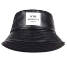 Unisex PU-Leder Eimerhut, schwarz, mit "N°86 Brooklyn" Label. Modischer Fischerhut, ideal für Outdoor-Aktivitäten und Sonnenschutz.