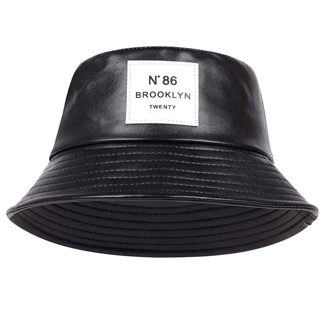 Unisex PU-Leder Eimerhut, schwarz, mit "N°86 Brooklyn" Label. Modischer Fischerhut, ideal für Outdoor-Aktivitäten und Sonnenschutz.