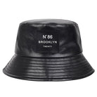 Schwarzer PU-Leder-Bucket-Hut mit "N°86 Brooklyn" Label, ideal für Outdoor-Aktivitäten. Modischer Unisex-Sonnenhut, perfekt für Freizeit und Schutz.