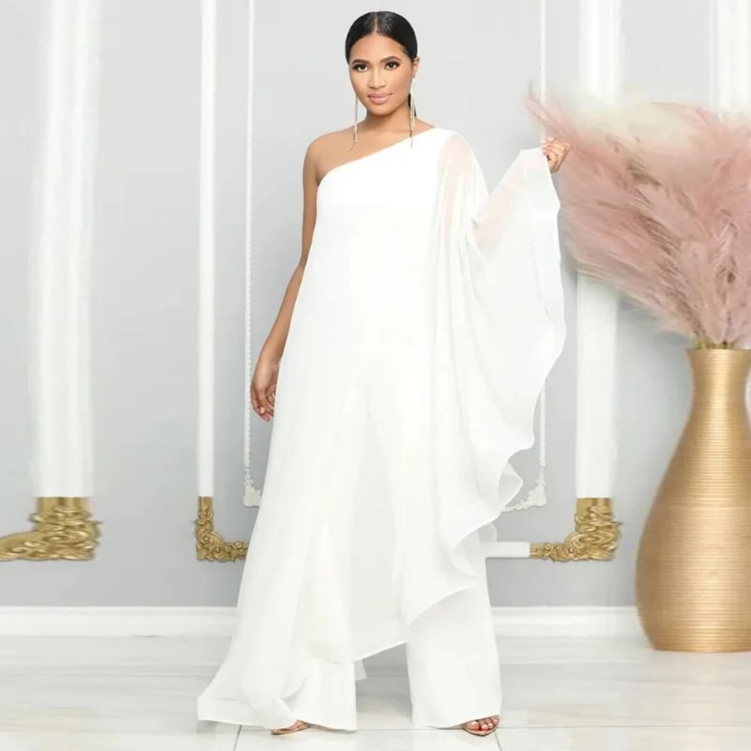 Elegantes weißes Ein-Schulter-Kleid, fließend und modern, ideal für besondere Anlässe. Perfekt für stilvolle Abendmode und Hochzeitsgäste.