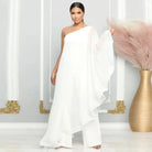 Elegantes weißes Ein-Schulter-Kleid, fließend und modern, ideal für besondere Anlässe. Perfekt für stilvolle Abendmode und Hochzeitsgäste.