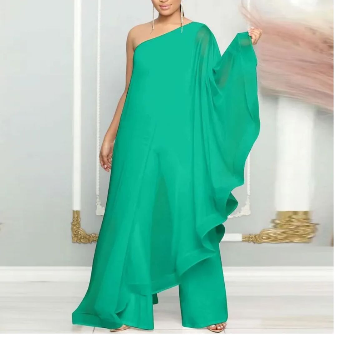 Elegantes, smaragdgrünes, schulterfreies Kleid mit fließendem Design, ideal für Abendveranstaltungen. Perfekt für stilvolle Mode und besondere Anlässe.