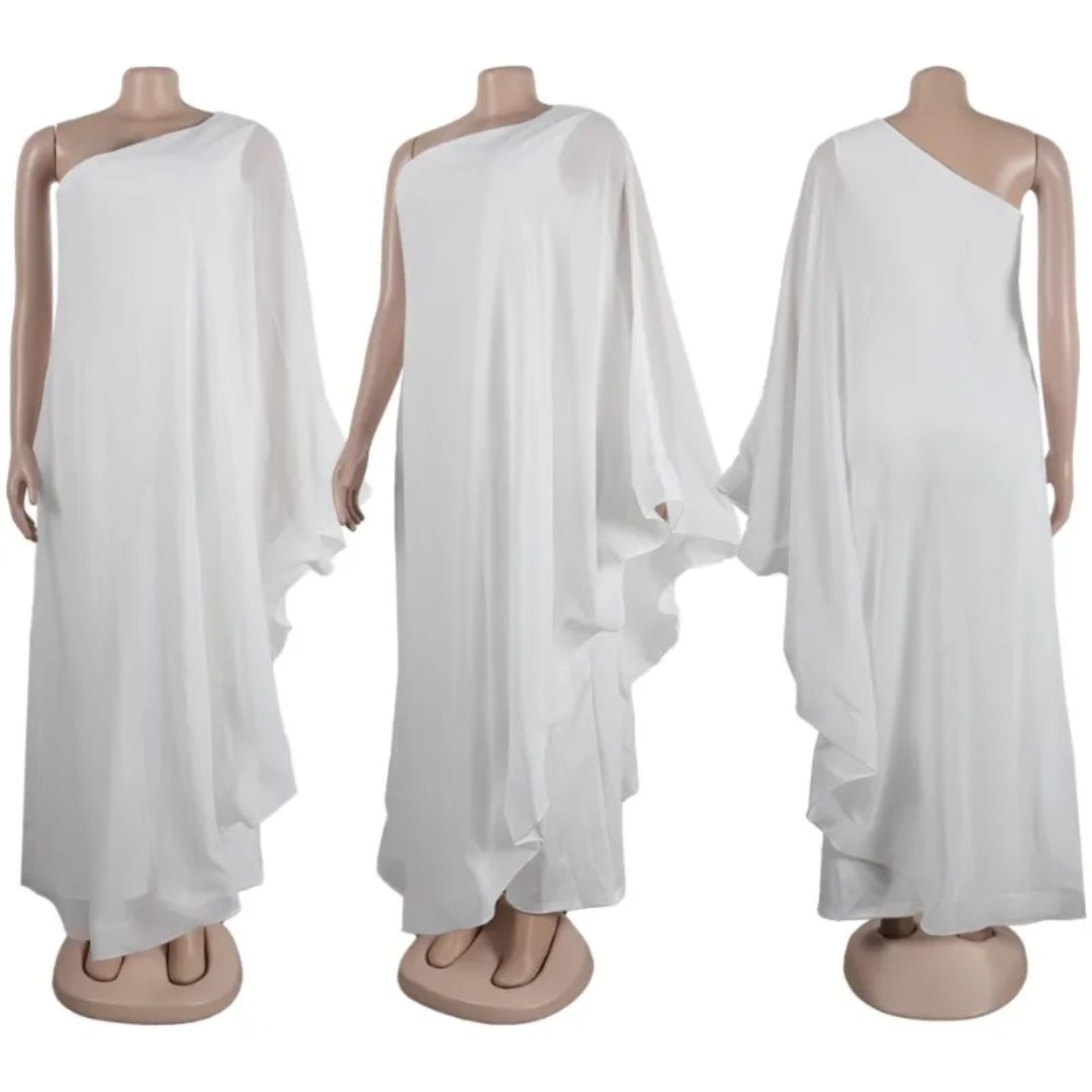 Weißes, einseitiges Maxikleid auf Schaufensterpuppe, elegantes Design, fließender Stoff, ideal für formelle Anlässe und Hochzeiten.