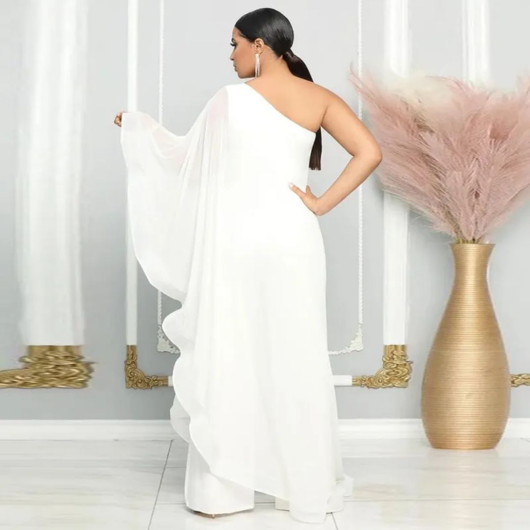Elegantes weißes Abendkleid mit asymmetrischem Schnitt, schulterfrei, fließender Stoff, ideal für formelle Anlässe. Perfekt für stilvolle Auftritte.