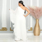 Elegantes weißes Abendkleid mit asymmetrischem Schnitt, schulterfrei, fließender Stoff, ideal für formelle Anlässe. Perfekt für stilvolle Auftritte.