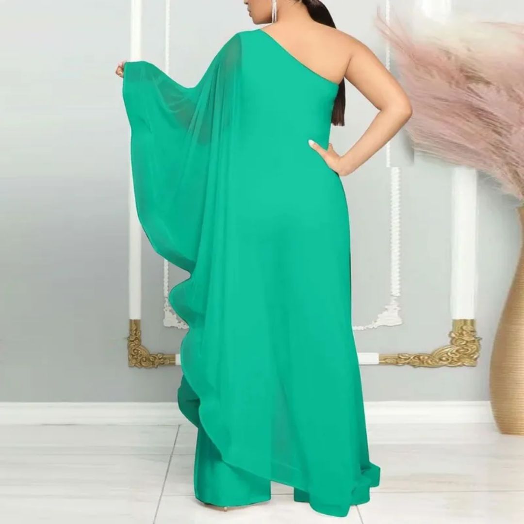 Elegantes, grünes, schulterfreies Abendkleid mit fließendem Chiffonstoff, ideal für formelle Anlässe. Perfekt für stilvolle Abendmode.