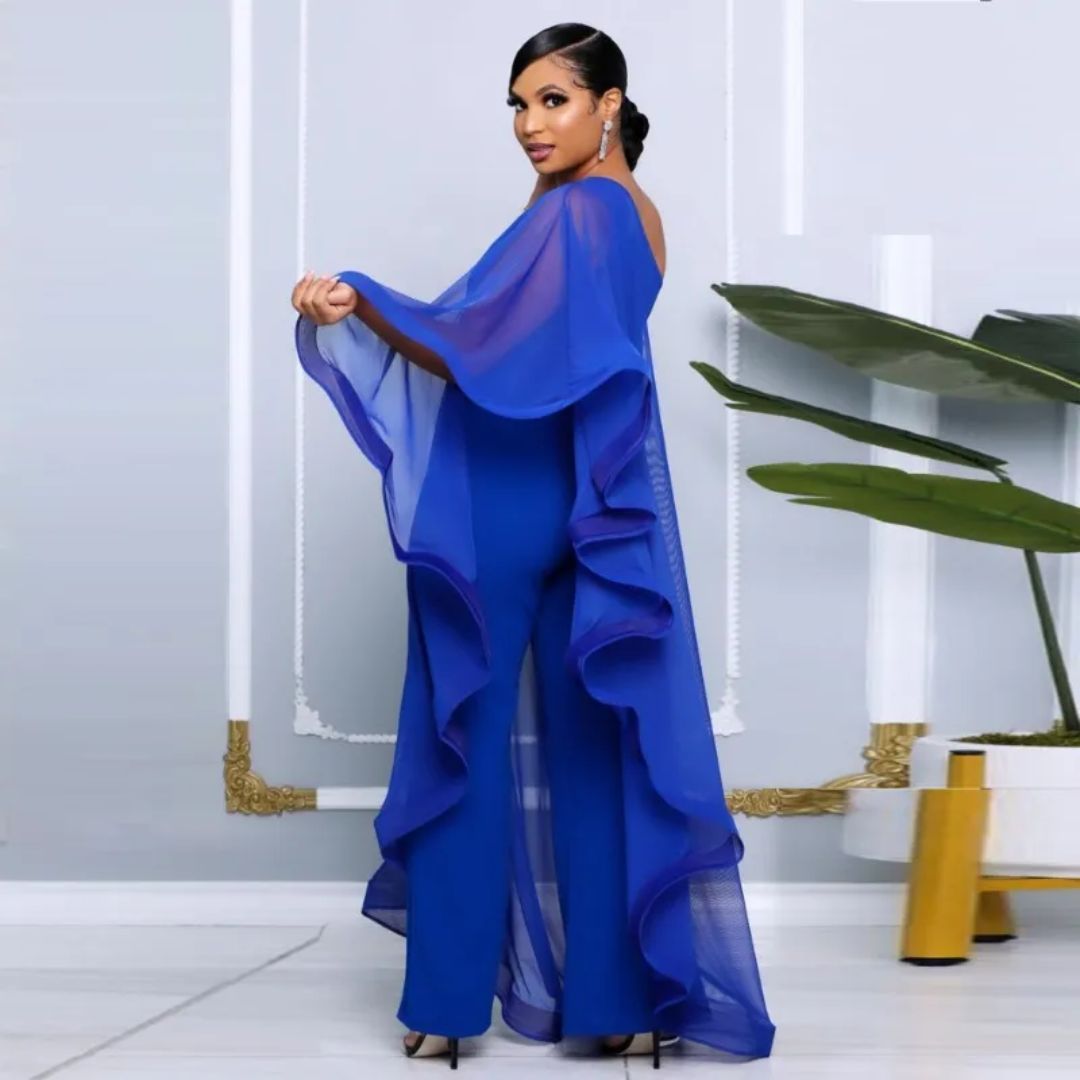 Elegantes blaues Abendkleid mit asymmetrischem Design und fließenden Rüschen, ideal für besondere Anlässe. Perfekt für stilvolle Mode-Liebhaber.