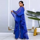 Elegantes blaues Abendkleid mit asymmetrischem Design und fließenden Rüschen, ideal für besondere Anlässe. Perfekt für stilvolle Mode-Liebhaber.
