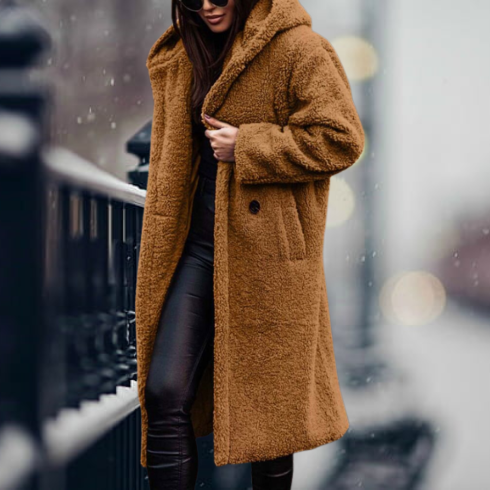 Damen Teddy-Mantel in Braun, kuschelig und stilvoll, ideal für kalte Wintertage. Perfekt kombinierbar mit Lederleggings für einen trendigen Look.