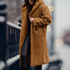Damen Teddy-Mantel in Braun, kuschelig und stilvoll, ideal für kalte Wintertage. Perfekt kombinierbar mit Lederleggings für einen trendigen Look.